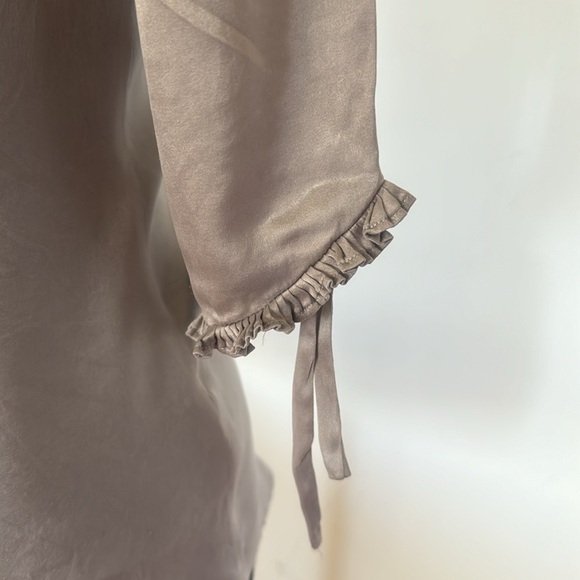 💕Bebe Pearl Grey Silk Tuxedo Statement Sleeve Blouse M VGUC - Picture 5 of 10